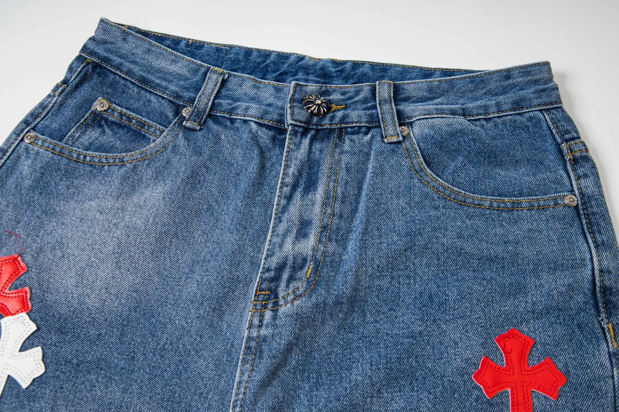 P260 Chrome Hearts Light Blue Pants Sanskrit Red and White Leather Jeans CH jeans need to be washed and then dismantled and hand-stitched with sheepskin cross leather and then spliced ​​together. The whole piece has too many craftsmanship to explain. The patchwork cross pattern is embellished, and the high-waisted washed jeans! ! Absolutely high-end luxury products, god-level single products and super popular products, made with top heavy industry, a must-see magic weapon. Customized hardware. The fabric is thick and soft after washing. It has good breathability. Customized small leather label. Unique design. The details are simple and elegant, and the workmanship is exquisite. The entire trousers are neatly routed and the details are in place! It’s so cool that both men and women can easily control the genderless trend! Style number: 1802# Color: blue Size: 28 30 32 34